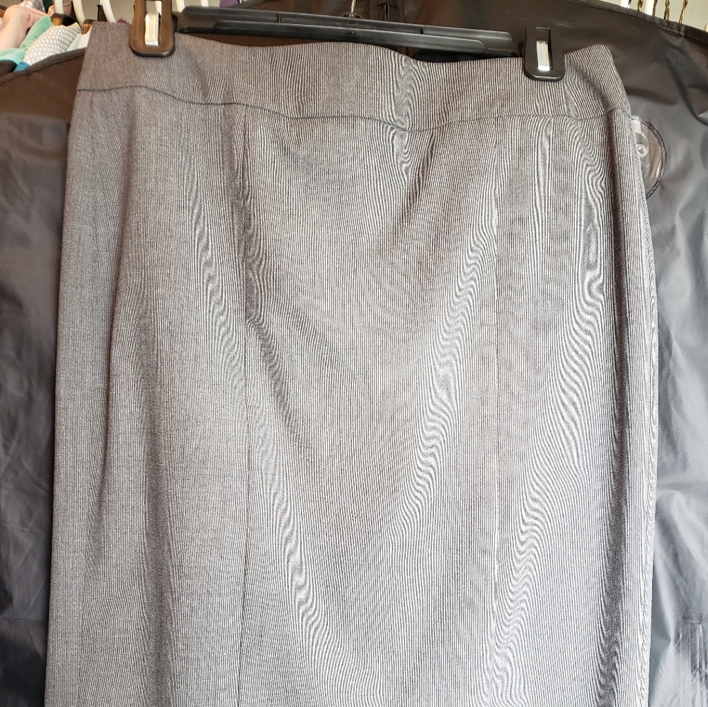 Ann Taylor pencil skirt, size 4, gray.